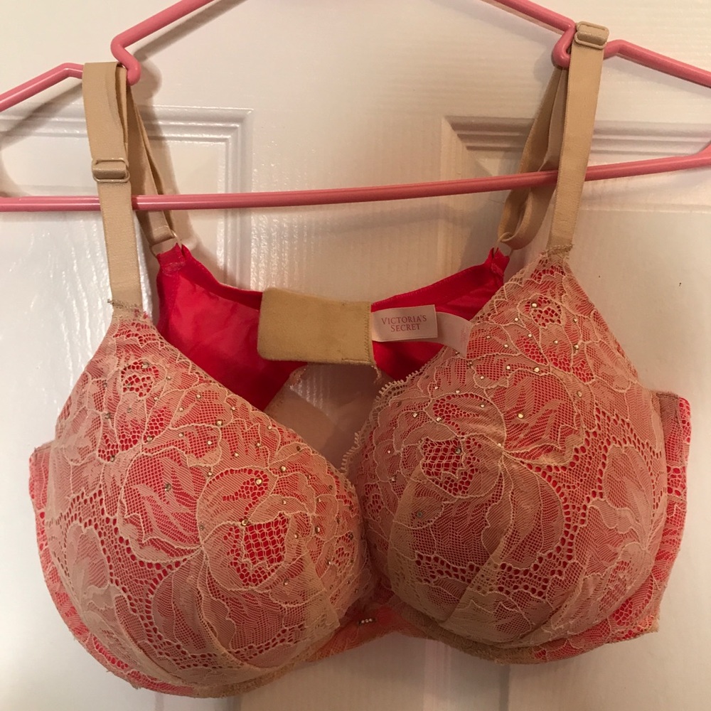 ❤️Red lace Victoria’s Secret Bra size 38D❤️